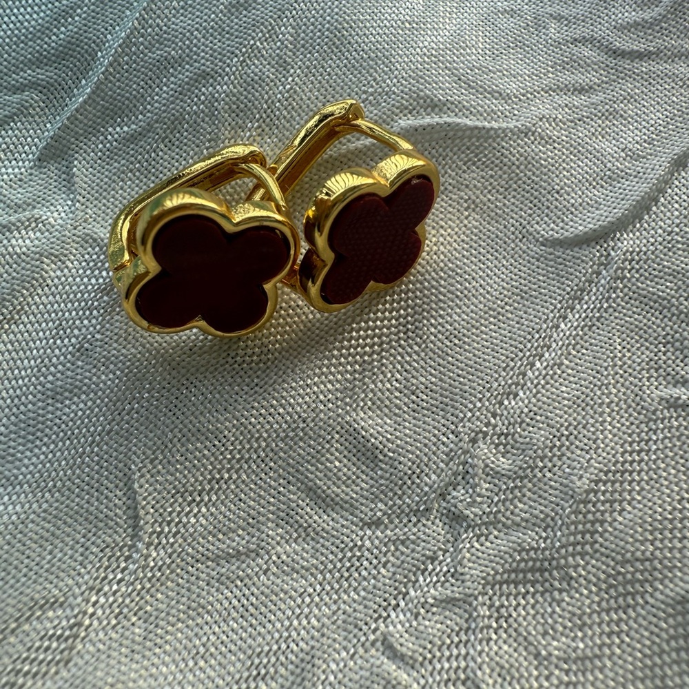Red four leaf Elegant Gold and Red Clover Earrings - Picture 7 of 9